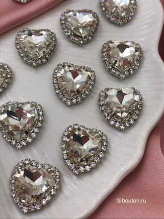 Стразы в цапах сердечки в обрамлении из страз