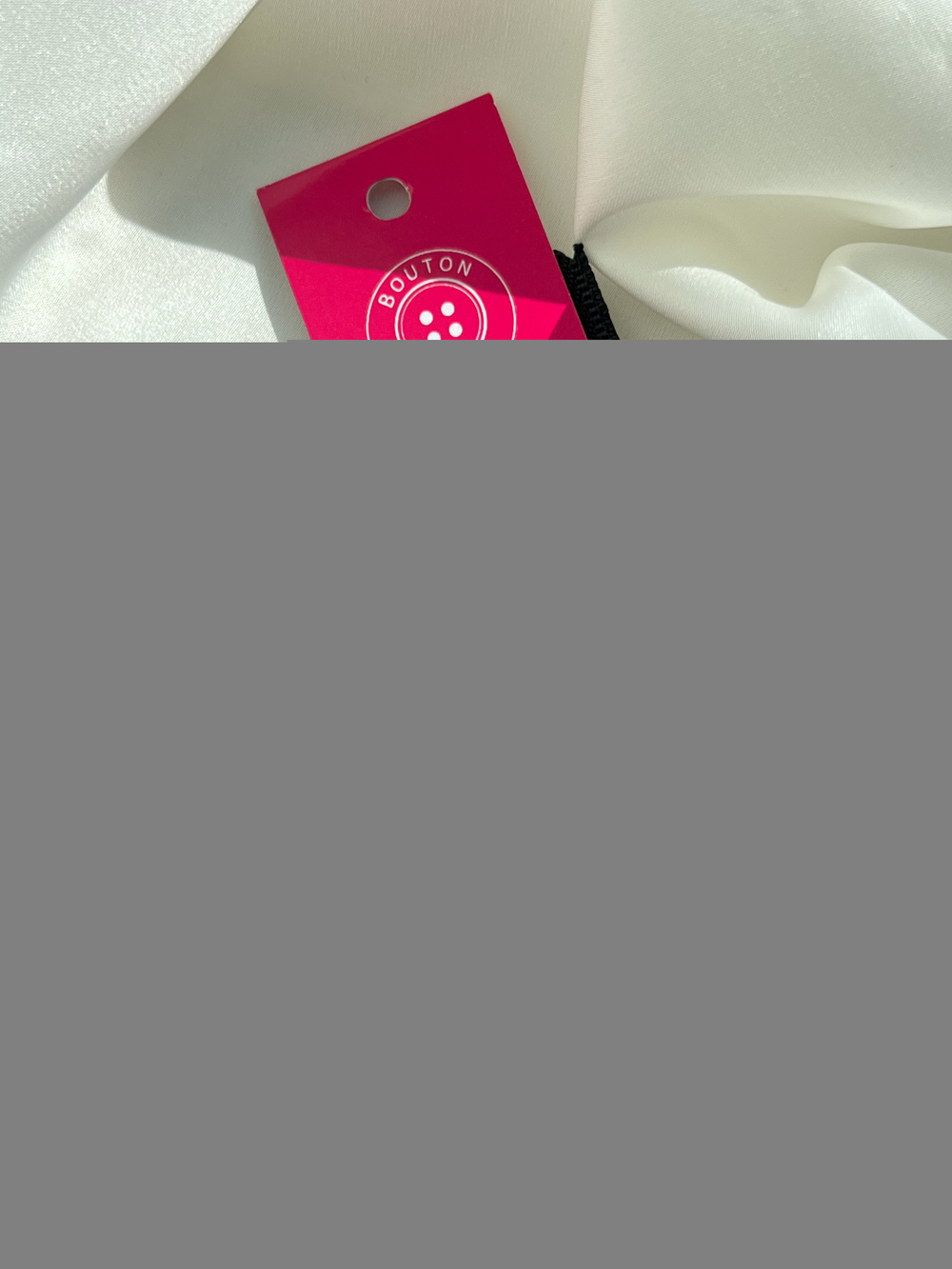 Молния черная с жемчужиной в обрамлении ажурного золотистого металла