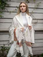 Шерстяной палантин с вышивкой (белый)