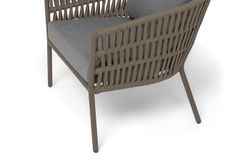 "Комо" кресло плетеное из роупа, каркас алюминий бежево-серый (RAL7006) муар, роуп серо-коричневый 23мм, ткань темно-серая 027