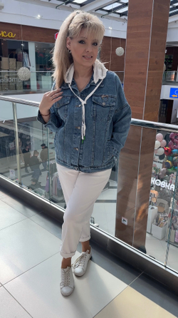 Джинсовый жакет-бомбер с трикотажным капюшоном