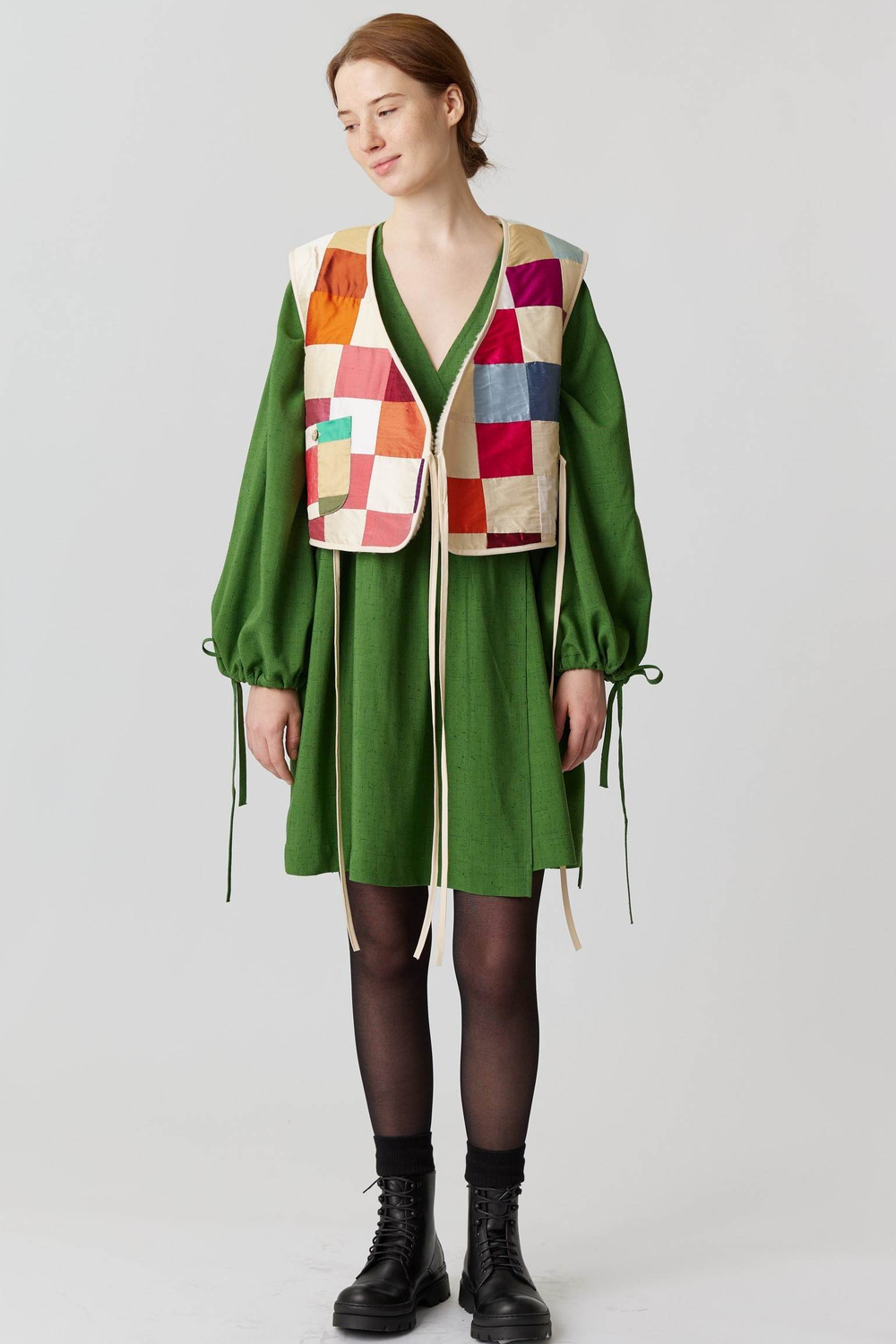 Жилет на запах из шелка с мехом