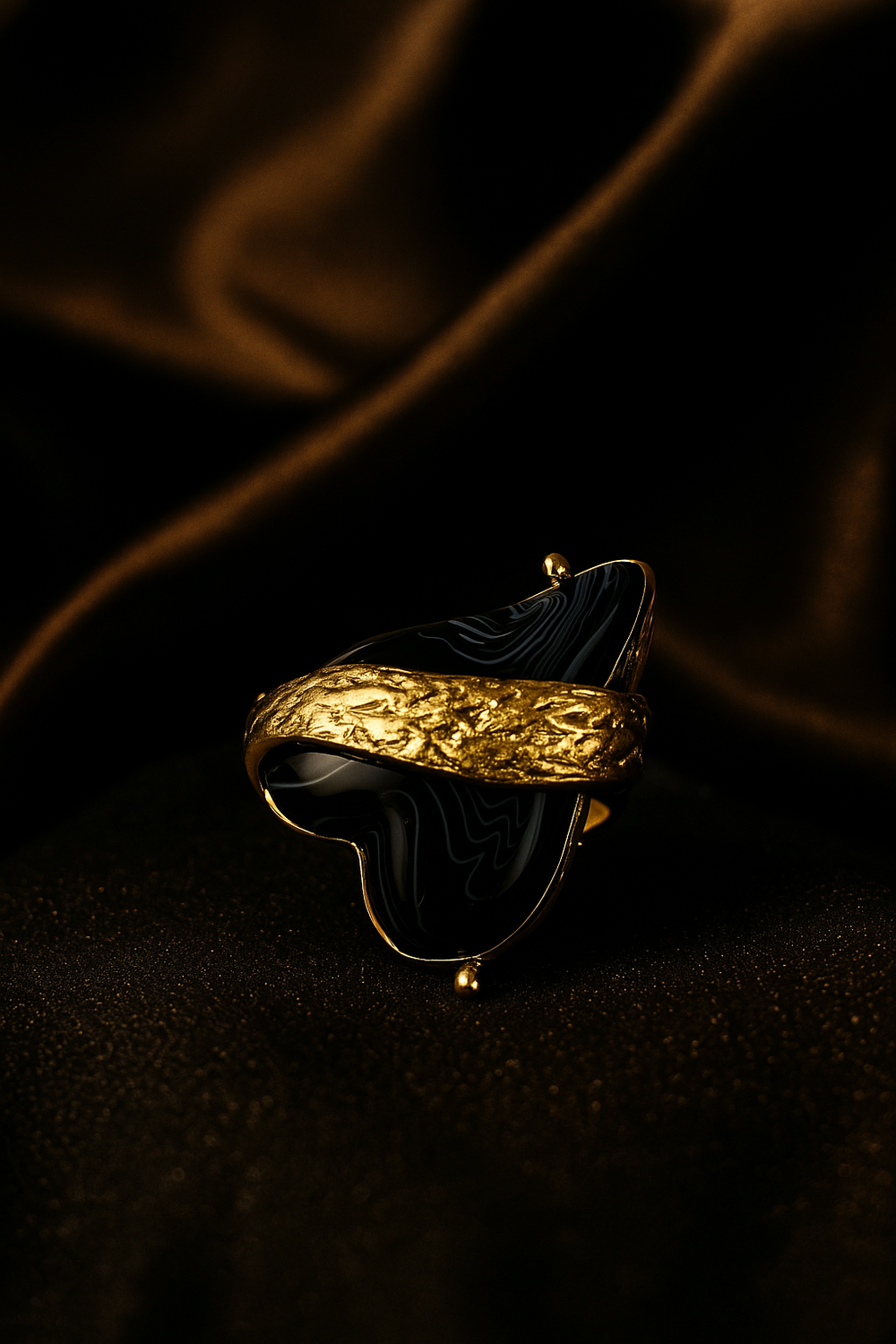 Кольцо DREISSE GOLD — безразмерное, с имитацией агата и фактурной позолотой
