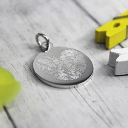 Серебряный кулон подвеска с гравировкой отпечатков в виде сердца на заказ