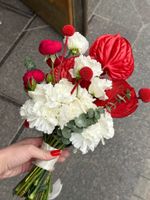 Свадебный букет из антуриума, краспедии, одноголовых роз, диантусов, лизиантуса и эвкалипта