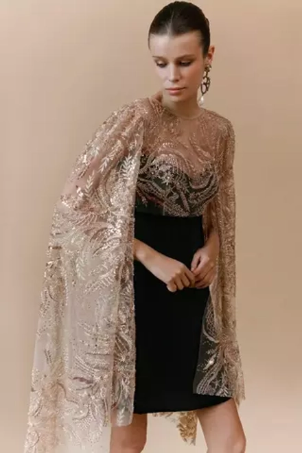 Платье с кейповыми рукавами