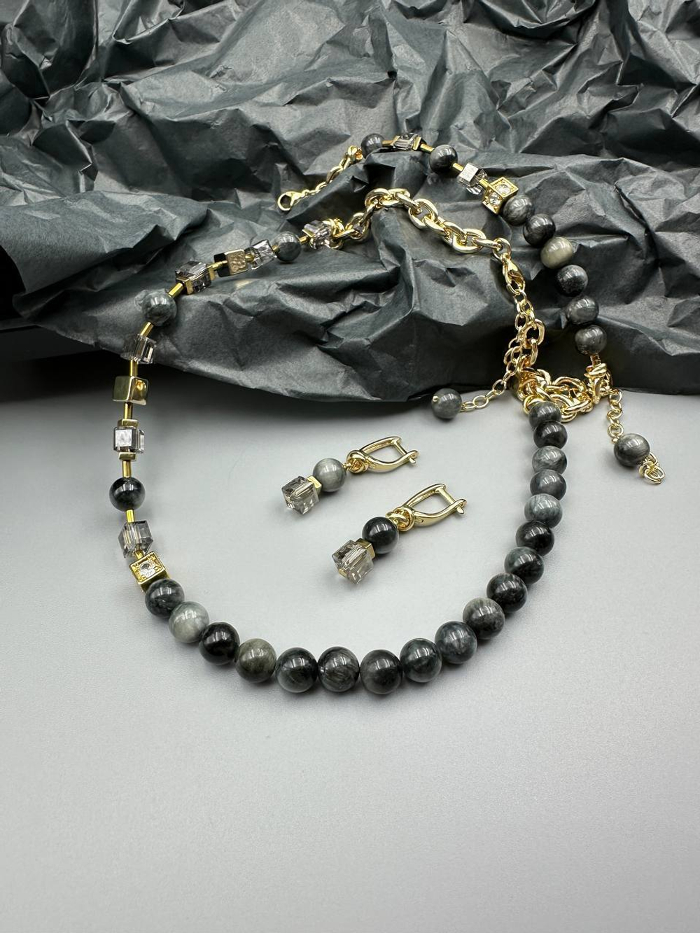 Браслет асимметричный с кошачим глазом и кубиками Swarovski, оттенок золото