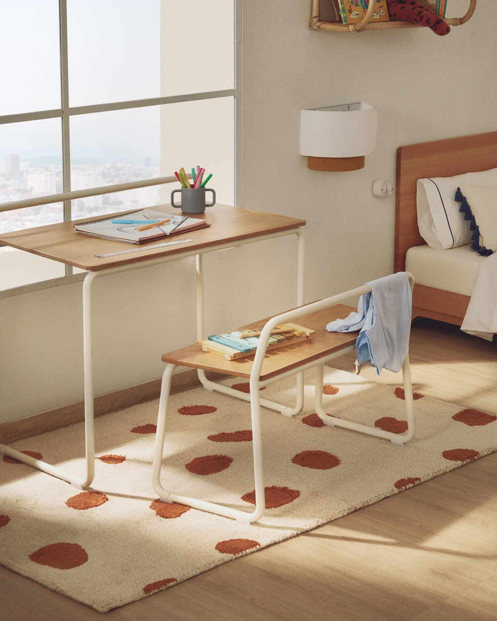 Tinn Письменный стол из ясеневого шпона с бежевой металлической конструкцией, 75 x 45,5