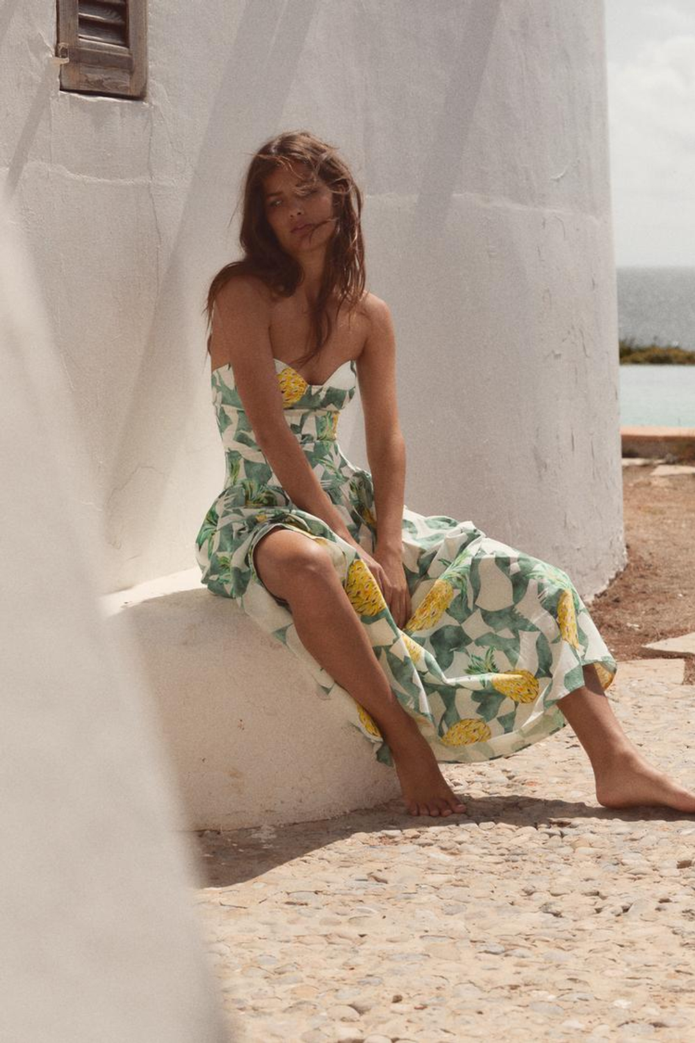 ZARA ПЛАТЬЕ ИЗ ПОПЛИНА В БЕЛЬЕВОМ СТИЛЕ С ФРУКТОВЫМ ПРИНТОМ, ЭКРЮ/ЗЕЛЕНЫЙ