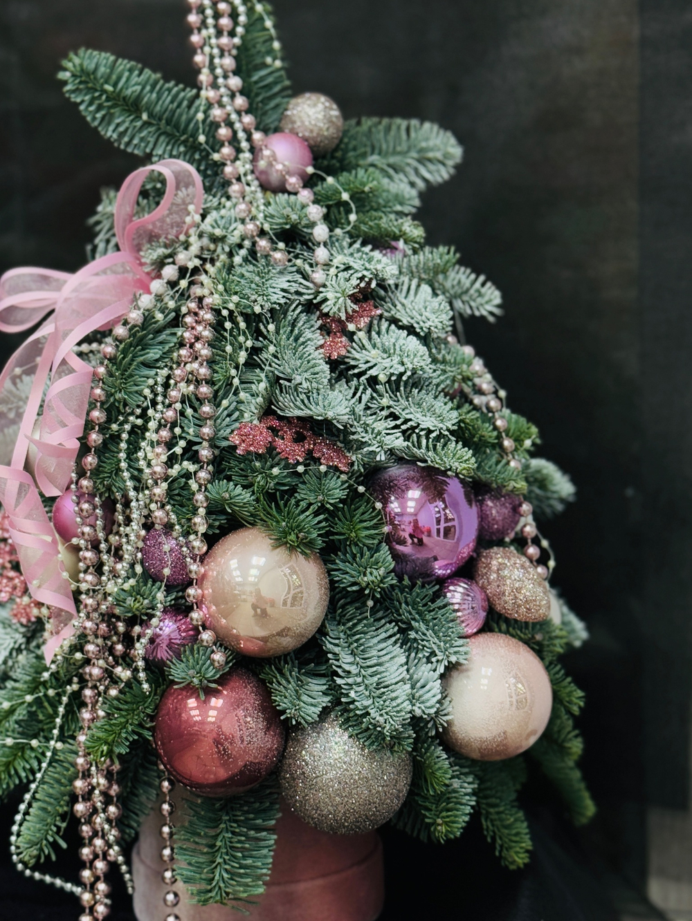 Новогодняя композиция из нобилиса Елочка ручной работы, оформленная в нежных пудровых тонах, 40-50 см