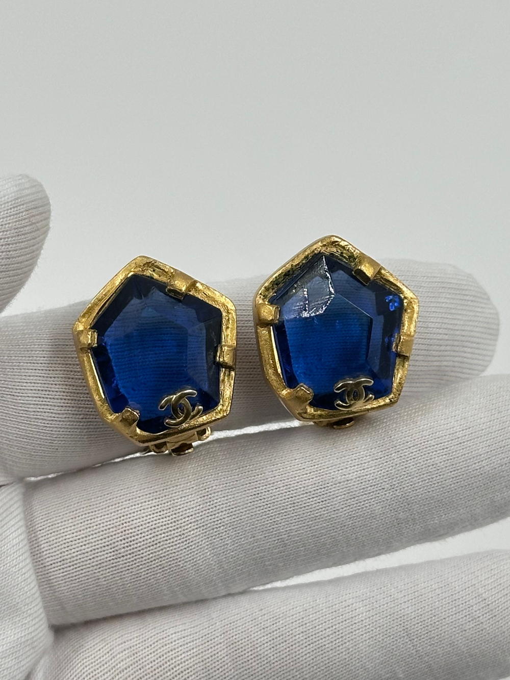 Клипсы с синими вставками Chanel