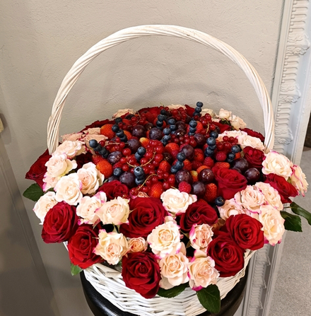 Корзина с розами и ягодами большая