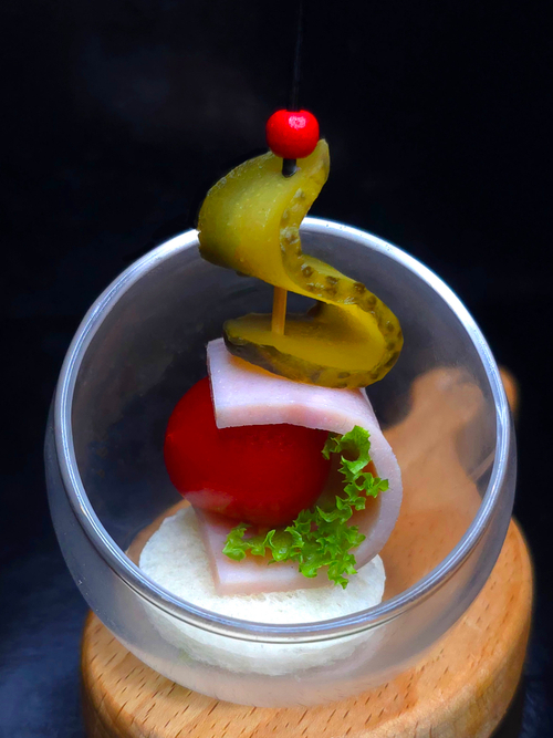 Канапе с ветчиной, черри и соленым огурчиком на свежем домашнем хлебе