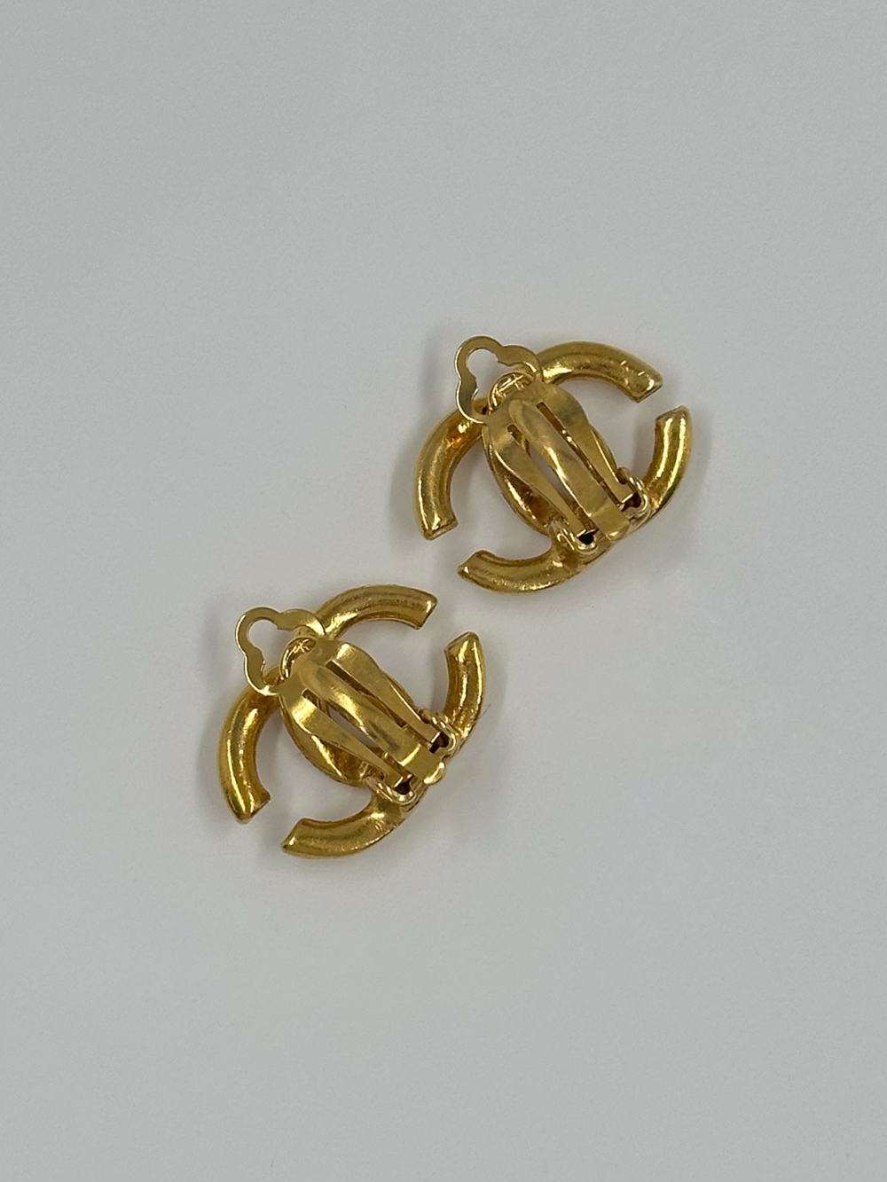 Миниатюрные клипсы в виде лого Chanel