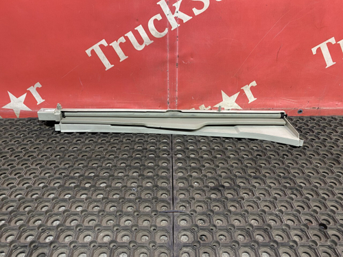 Солнцезащитная шторка левая