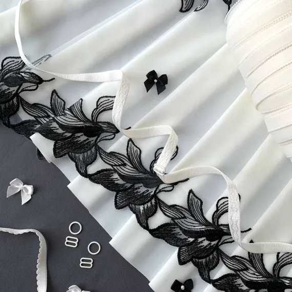 Вышивка на сетке молочная/черная 32 см