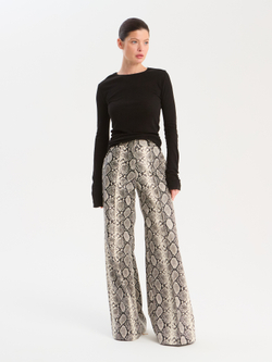Брюки широкие в змеиновом принте из экокожи