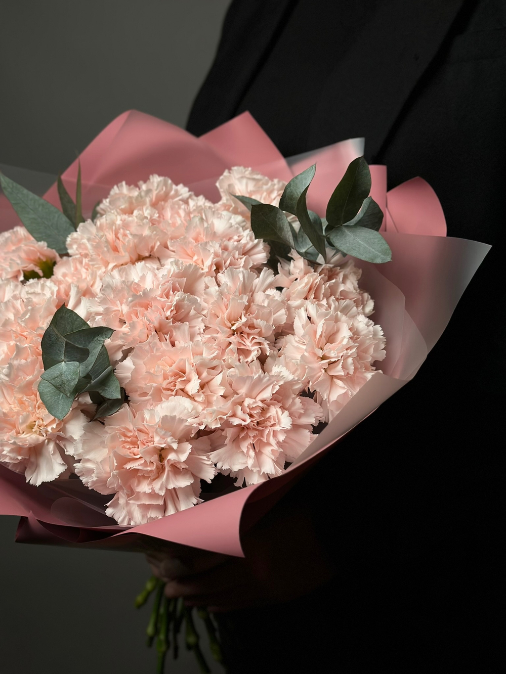 Букет гвоздик с эвкалиптом