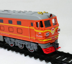 железная дорога aole 22899 , модель тепловоза Dongfeng 4B с двумя вагонами , размер путей 1.86 м на 1.03 м , цвет оранжевый