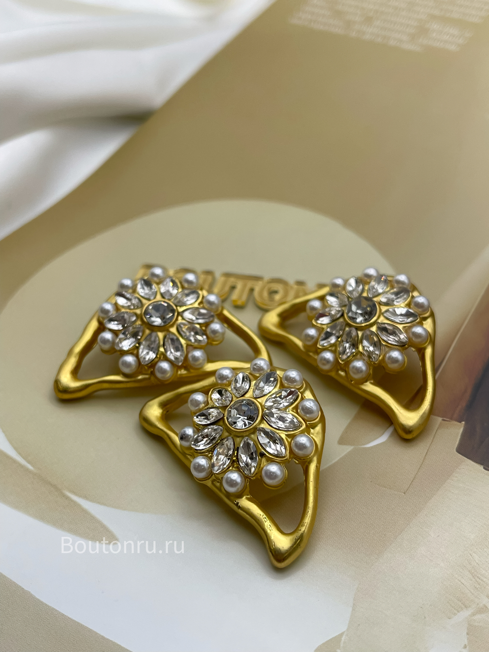 Пуговицы лимонное золото в форме глаза с жемчужинами и стразами Скиапар.