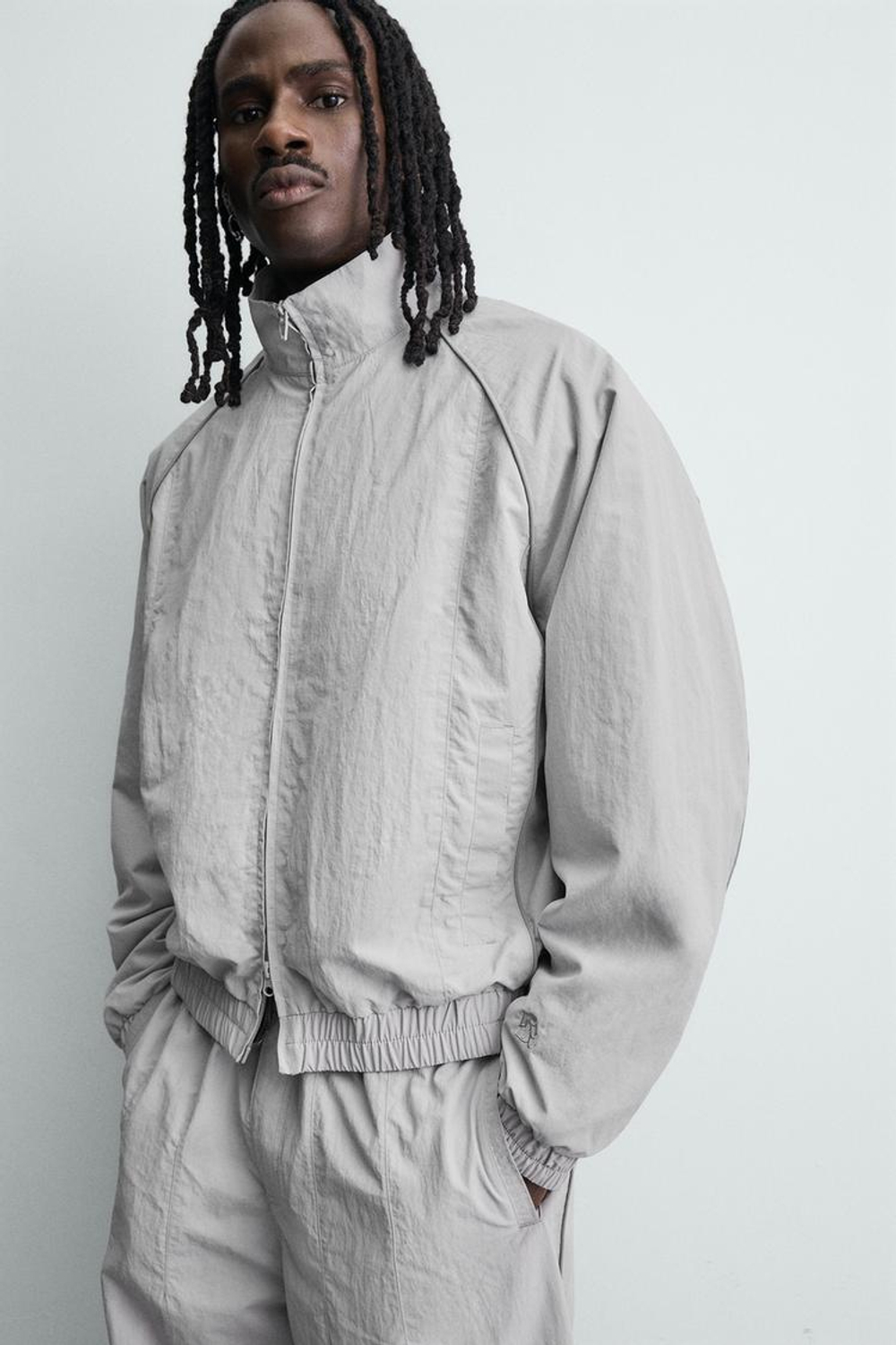 ZARA КУРТКА ИЗ ВЫСОКОТЕХНОЛОГИЧНОЙ ТКАНИ С КОНТРАСТНЫМИ ДЕТАЛЯМИ, СВЕТЛО-СЕРЫЙ