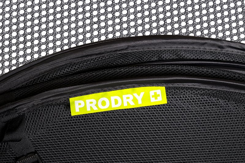 Макро-снимок сетчатого материала подвесной сушилки prodry modulable 95х6 и яркого логотипа prodry