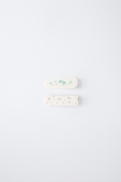 ZARA НАБОР ИЗ 2 ЗАКОЛОК ДЛЯ ВОЛОС С ЦВЕТОЧНЫМ ПРИНТОМ, ЭКРЮ