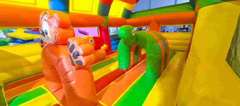 Коммерческий надувной батут «Зверята с крышей 2» без горки, 7*5*4 м