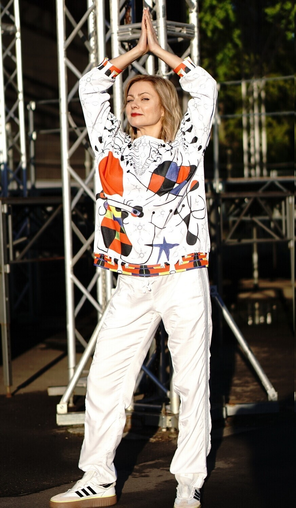 Свитшот "Улыбка", по мотивам картины Жоан Миро "Улыбка из ярких крыльев"