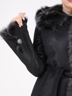 Дубленка зимняя натуральная с капюшоном короткая