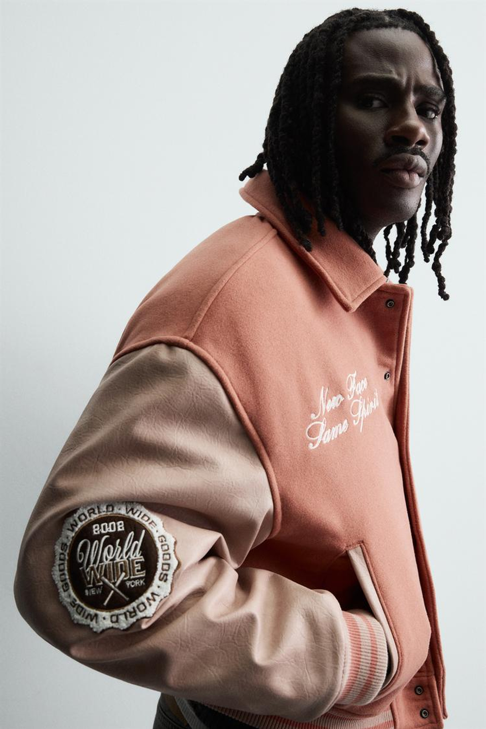 ZARA УТЕПЛЕННЫЙ БОМБЕР С НАШИВКАМИ, ПАСТЕЛЬНО-РОЗОВЫЙ