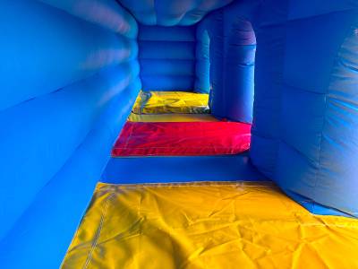 Коммерческий надувной батут «Хамелеон и динозавры Ультра 3» 12*6*6 м