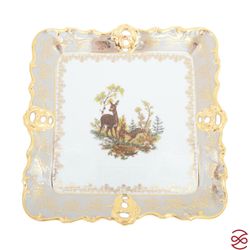 Салатник квадратный на ноге Crown Aristokrat Охота бежевая 32*32 см