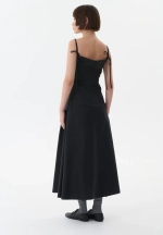 Платье на бретелях с ассиметричной юбкой