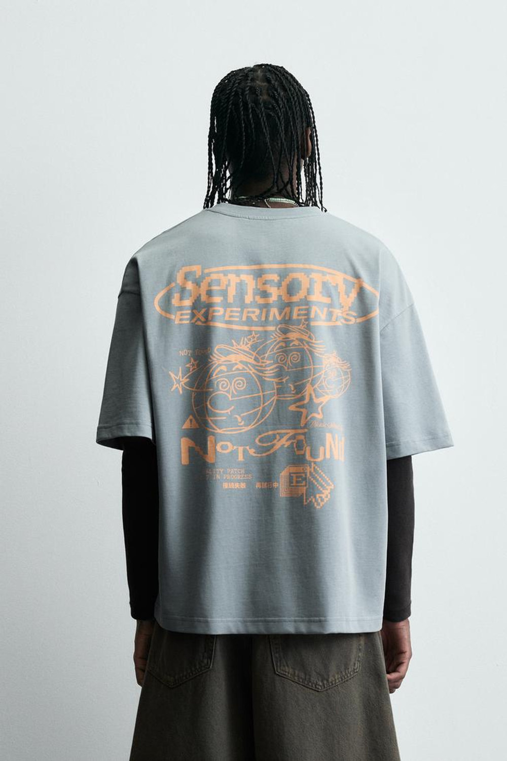 ZARA ФУТБОЛКА С ПРИНТОМ И ЭФФЕКТОМ ПОТЕРТОСТИ, ЛИНЯЛЫЙ ГОЛУБОЙ