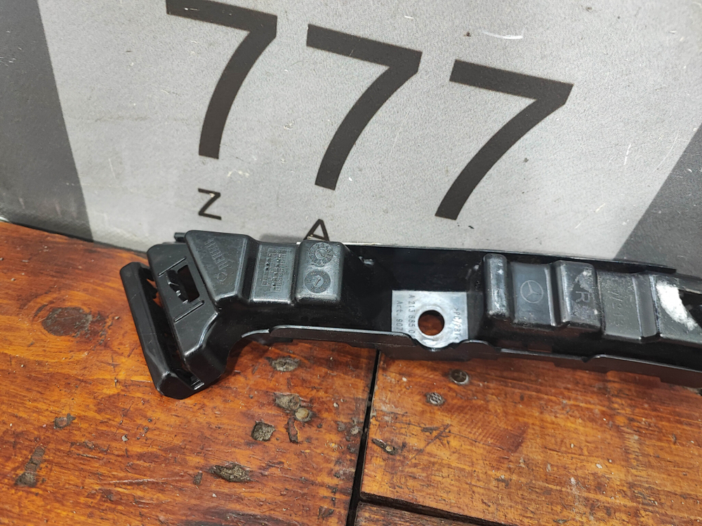 Кронштейн заднего бампера E (W213) Новый Оригинал A2138850465