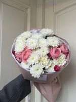 Букет из хризантемы, яркой пионовидной розы и диантусов в белом оттенке