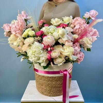 Корзина из ранункулюсов, гортензий и французских роз. Цветы в корзине 011 Chalet Green