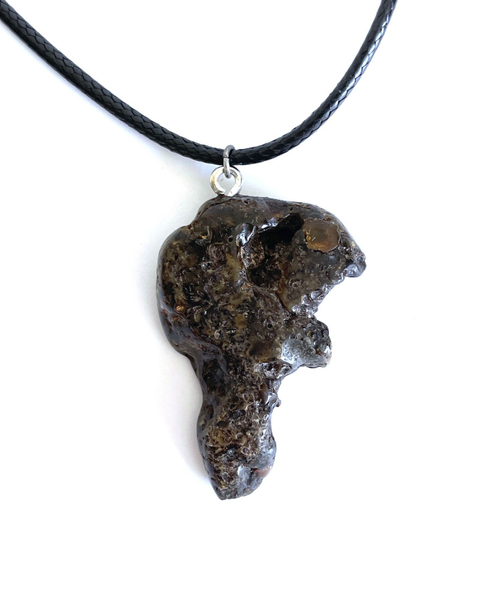 Кулон из янтаря натурального на кожаном шнурке (55 см), длина кулона 3,5 см