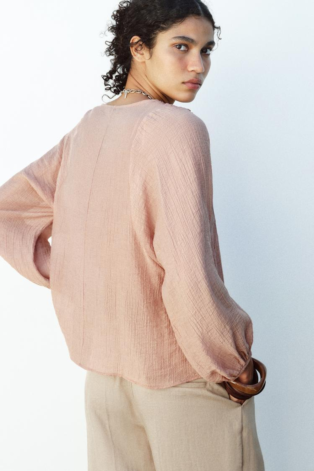 ZARA БЛУЗА ИЗ РЕЛЬЕФНОЙ ТКАНИ С КРУЖЕВОМ КРОШЕ, ЦВЕТ РОЗОВОГО ДЕРЕВА