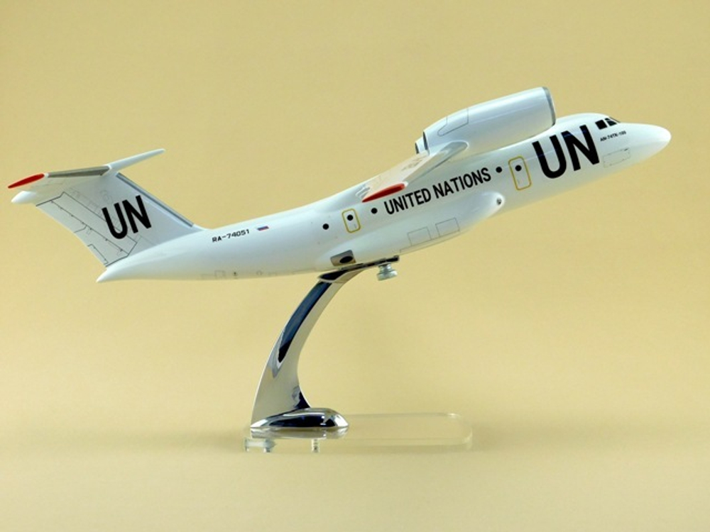 Модель самолета Ан-74 (М1:72, UN)