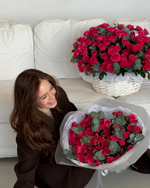 Цветочная корзина из розовых кустовых роз и эвкалипта размер XL