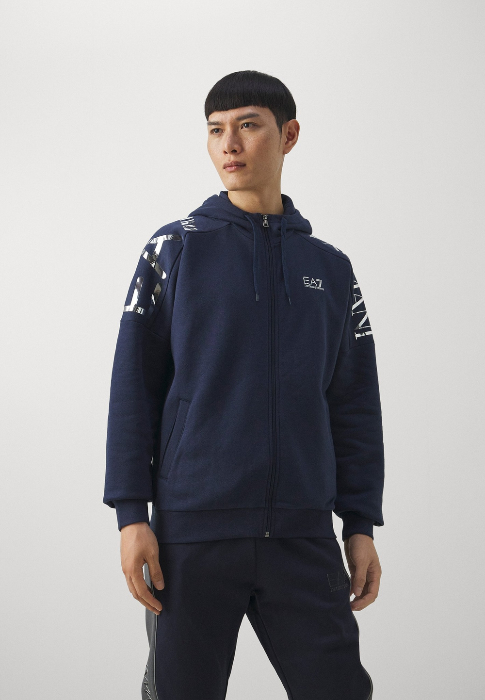 Толстовка мужская EA7