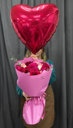 Букет из роз "Милая" и шарик "Люблю"