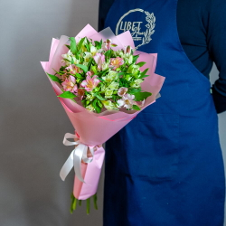 Монобукет из альстромерии в розовом оформлении