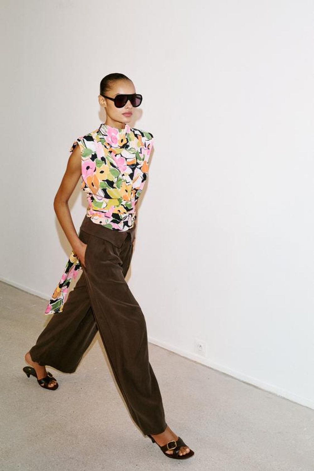 ZARA БРЮКИ С ЗАЩИПАМИ И ОТВОРОТОМ НА ПОЯСЕ, КОРИЧНЕВЫЙ