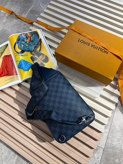 Сумка-мессенджер Louis Vuitton