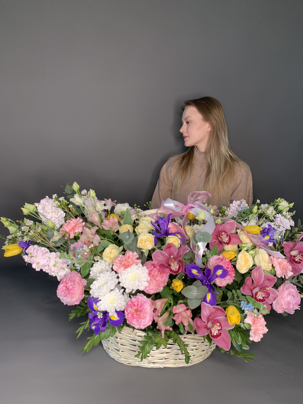 Корзина весенняя с пионами