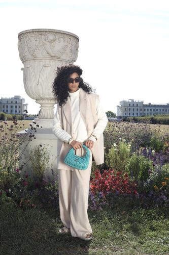 Бежевый костюм с жилетом из шерсти