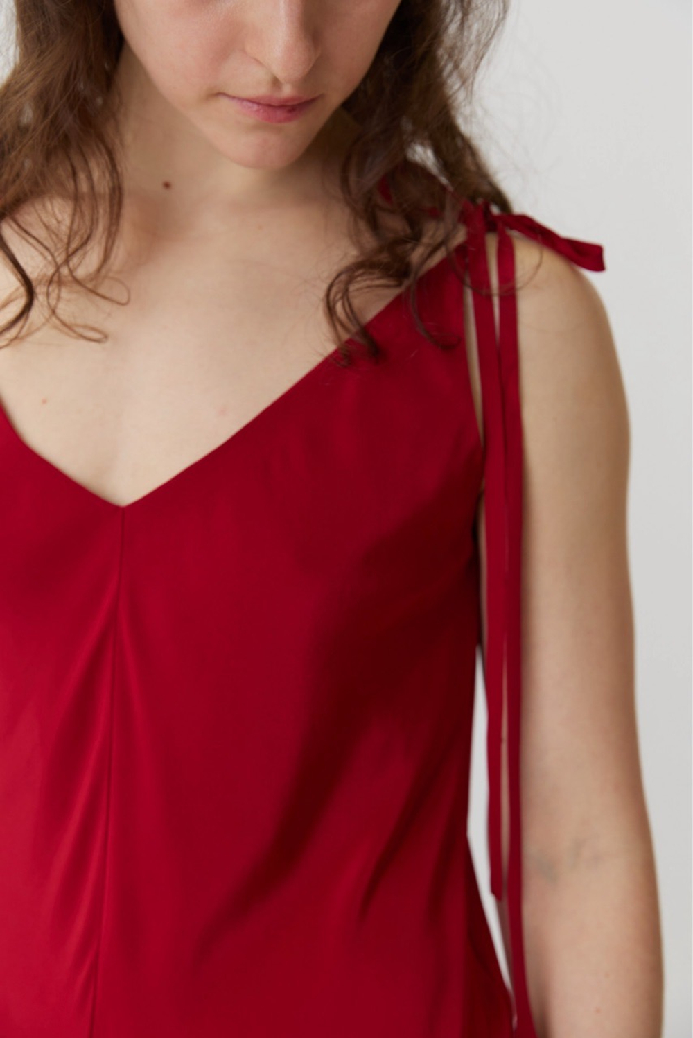 Сарафан на бретелях из красного шелка